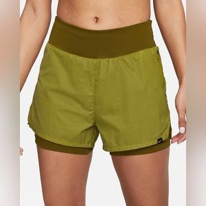 Nike Run Division
Women's Mid-Rise 3" 2-in-1 Reflective Shorts